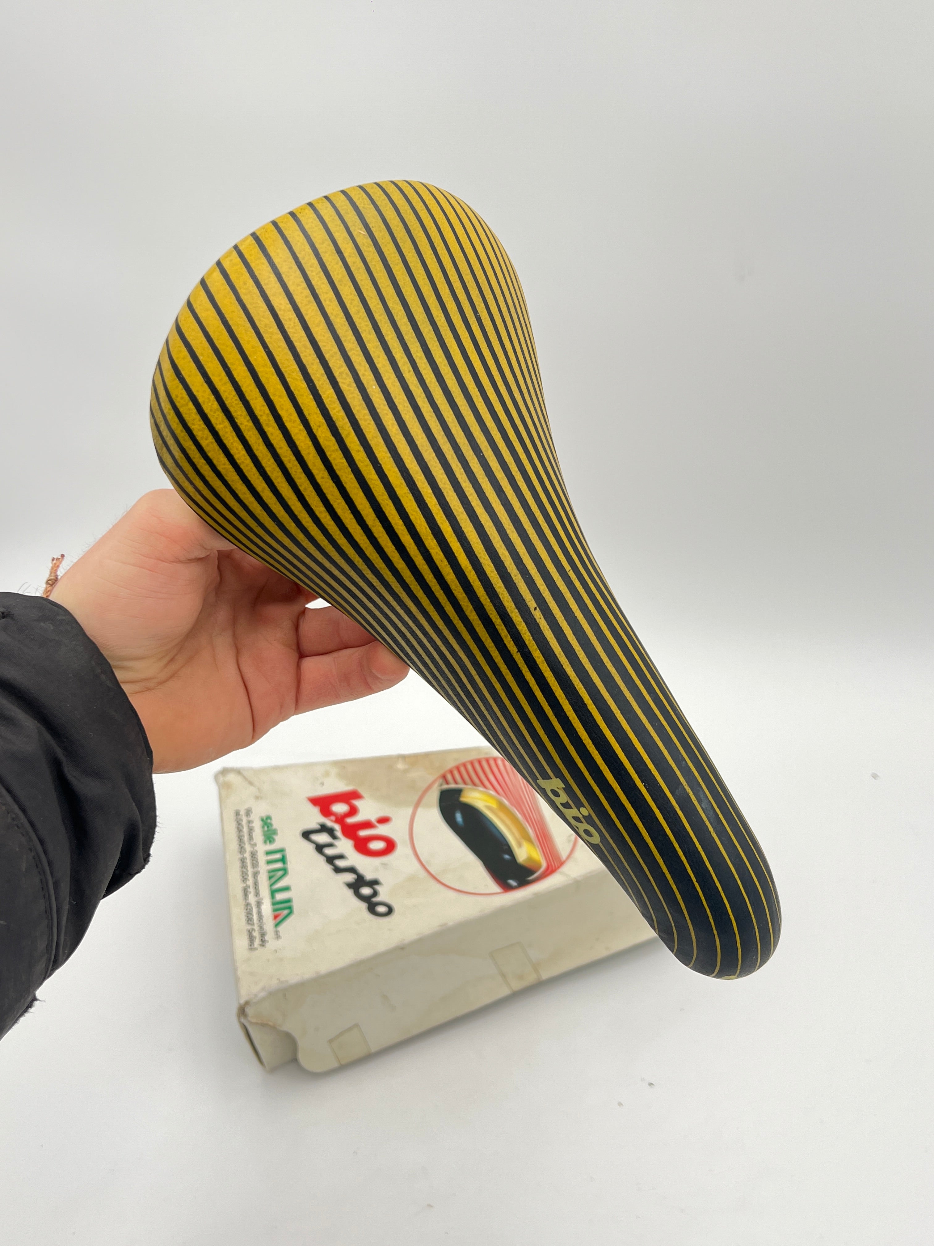 Selle Italia Sella Turbo Pro Équipe Vintage Noir-Jaune NOS Selle Italia Sella Turbo Pro Équipe Vintage Noir-Jaune NOS